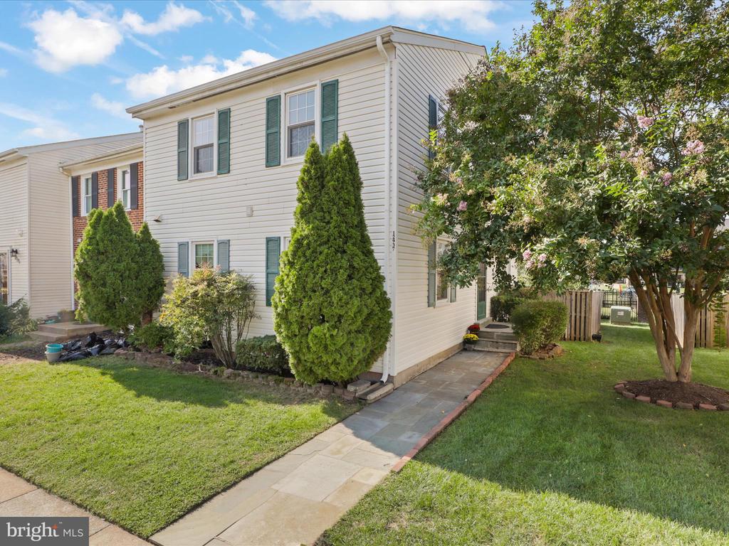 Ridgemist Ln, Fairfax, VA 22033