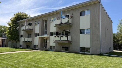 206 Indian Road, Kitchener, ON, N2B2S9 | Card Image