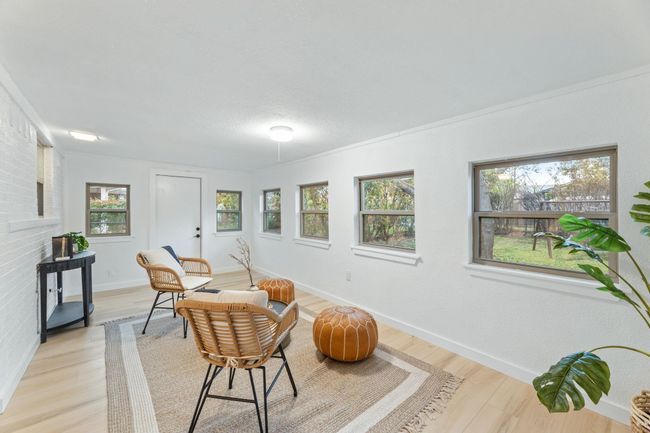 Spacious Sun Room! | Image 10