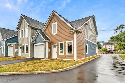 130 W Calhoun St, Salem, VA, 24153-3671 | Card Image