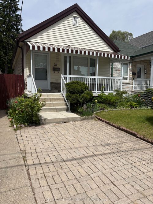32 Florence Cres, York, ON, M6N4E4 | Card Image