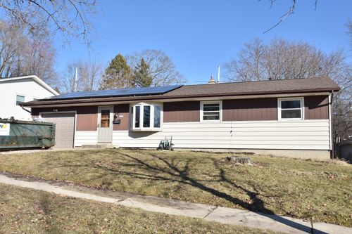 1329 N 11th Ave, West Bend, WI, 53090-1823 | Card Image