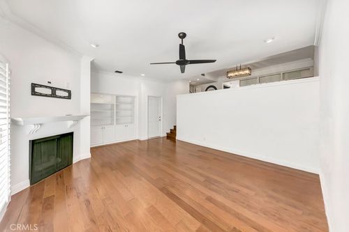 unit-d-18409 Collins St, Tarzana, CA, 91356-6532 | Card Image