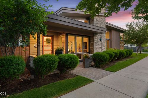 2749 Nw Shields Dr, Bend, OR, 97703-7300 | Card Image