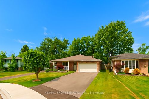 upper-100 Larchwood Cir, Welland, ON, L3C6T3 | Card Image