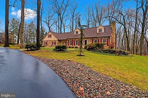 121 Angela Dr, New Holland, PA, 17557-9519 | Card Image