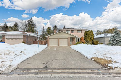 62 Fairway Dr, Aurora, ON, L4G2H1 | Card Image