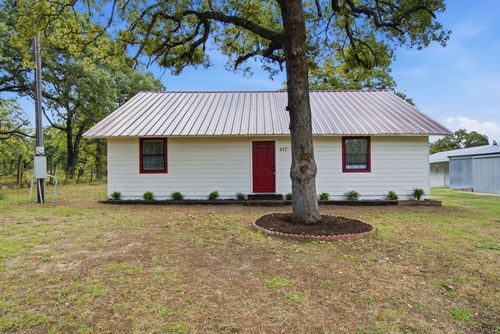 517 Sandy Oaks Rd, Springtown, TX, 76082-7213 | Card Image