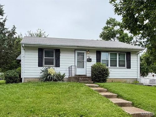 10711 Saint Henry Ln, Saint Ann, MO, 63074-2530 | Card Image