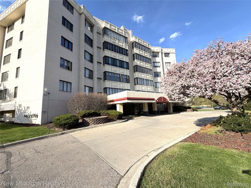 2033-43000 12 Oaks Crescent Dr, Novi, MI, 48377-3428 | Card Image