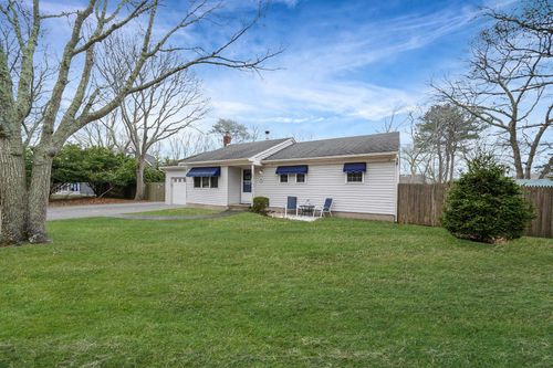 18 Lovell Rd, Hampton Bays, NY, 11946-2833 | Card Image