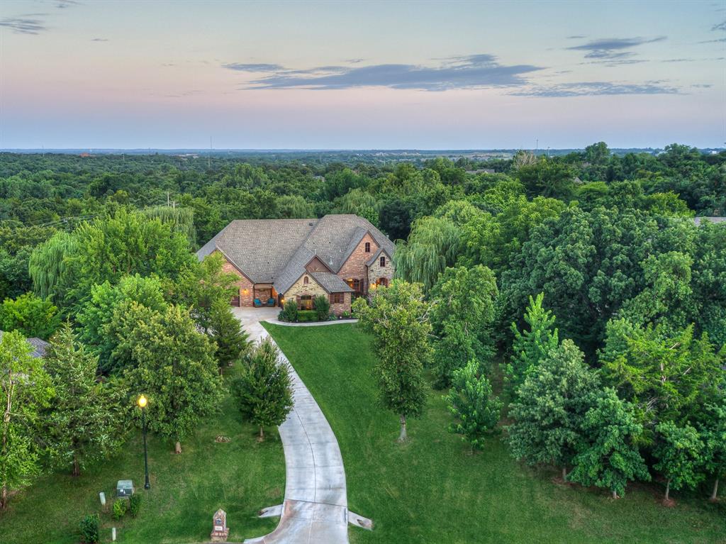 Pershing Cir, Edmond, OK 73034