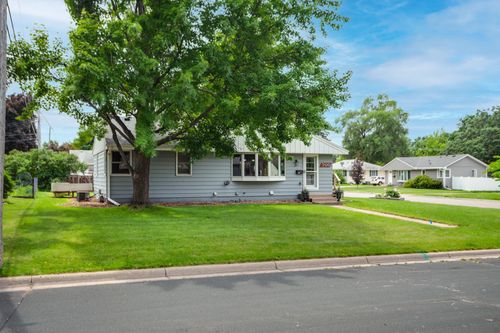 700 Kennaston Dr Ne, Fridley, MN, 55432-4523 | Card Image