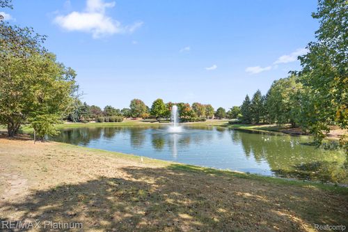 44068 Elm Dr, Sterling Heights, MI, 48313-1186 | Card Image