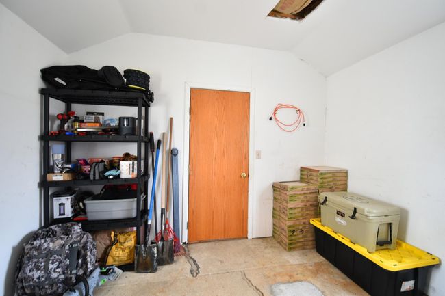 mudroom to heated garage | Image 48