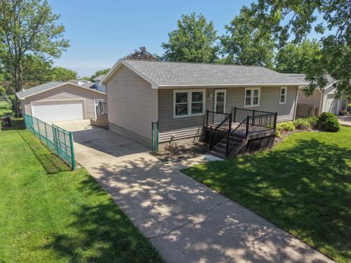 206 Spruce Hills Dr, Cedar Falls, IA, 50613-5504 | Card Image