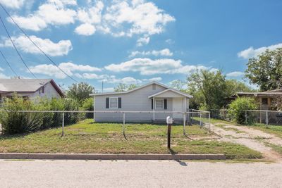 917 Texas Ave, Home with 2 bedrooms, 1 bathrooms and null parking in San Angelo TX | Image 2