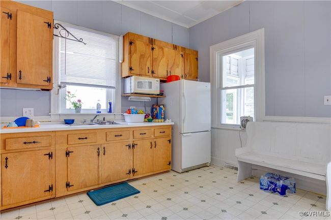 Great amount of sunlight, vents & large windows | Image 29