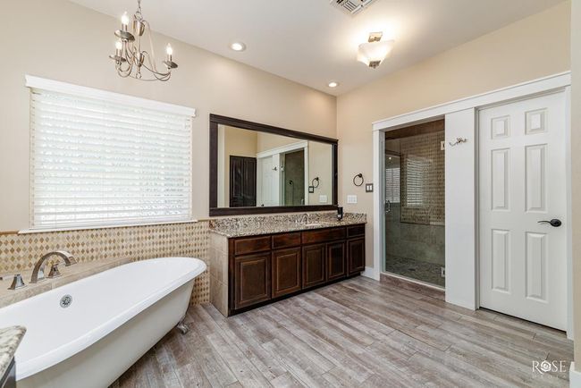 5' claw soaking tub w/ his and hers vanities | Image 17