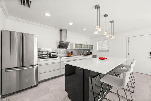 301-766 Central Ave, NAPLES, FL, 34102-6042 | Card Image