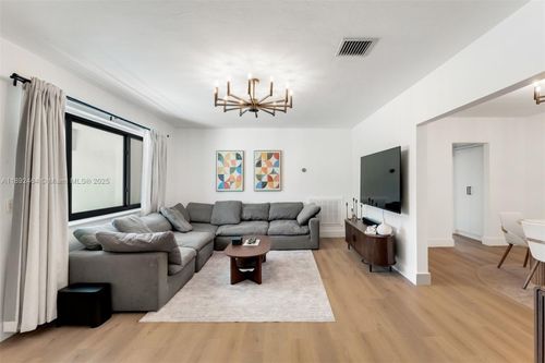 1 Ne 86th St, El Portal, FL, 33138-3037 | Card Image