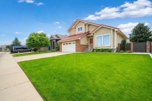 11 Taylor Cres Se, Medicine Hat, AB, T1B3X5 | Card Image