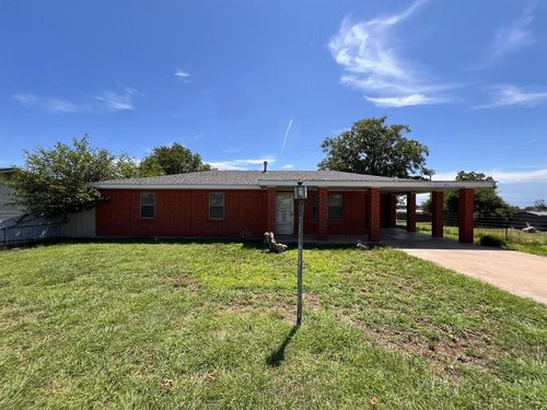 111 N Wilhelm Ave, Stinnett, TX, 79083-1813 | Card Image