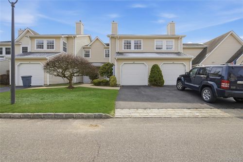 69 Thomas Ln, East Setauket, NY, 11733-3480 | Card Image
