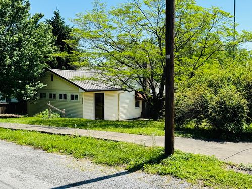 208 W Poplar St, Cobden, IL, 62920-2130 | Card Image