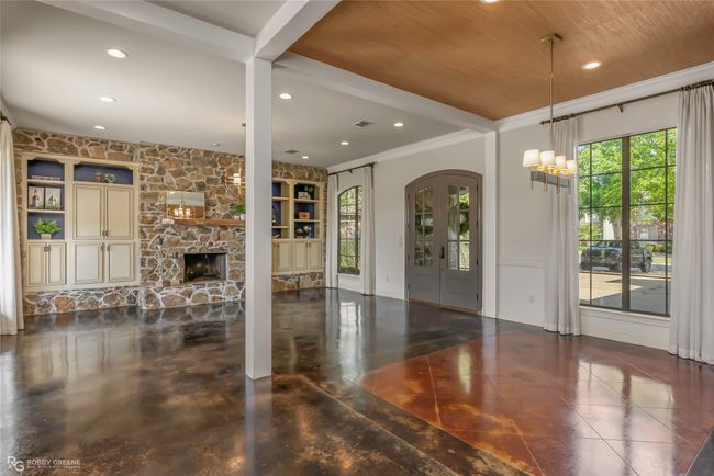 Open floorplan is perfect for having guest over. | Image 7