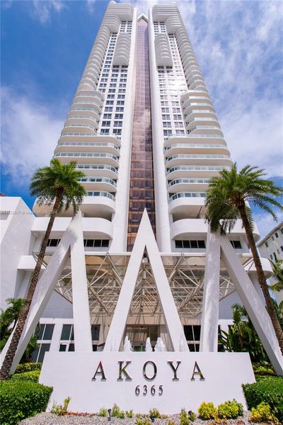 806 - 6365 Collins Ave, Condo with 1 bedrooms, 1 bathrooms and null parking in Miami Beach FL | Image 1