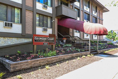 101-2025 E Greenwich Avenue, Milwaukee, WI, 53211 | Card Image