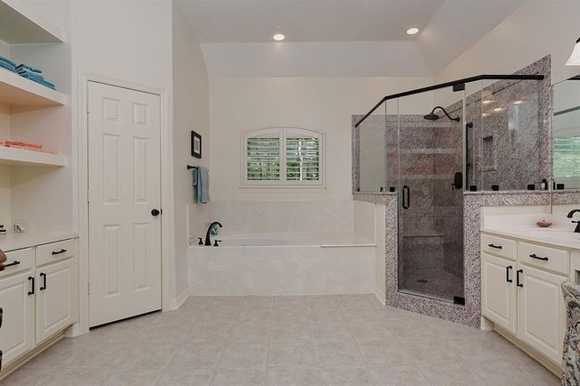 Master Bath w/ custom built ins | Image 19