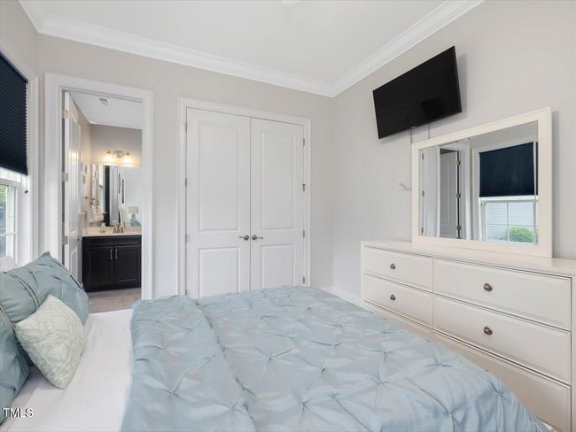 035-Main Floor Guest Suite | Image 32