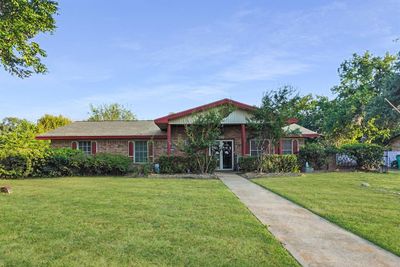 Ranch-style house featuring a front yard | Image 2