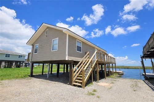 697 Martin Ln, Port Sulphur, LA, 70083-2027 | Card Image