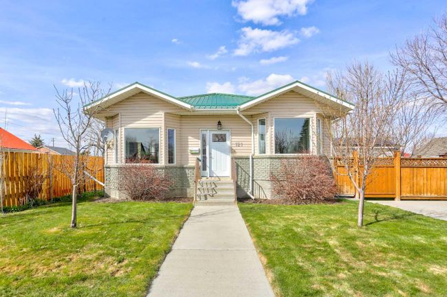 121 20 Street, Home with 5 bedrooms, 3 bathrooms and 4 parking in Fort Macleod AB | Image 1