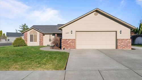 1869 Se Larch Ave, College Place, WA, 99324-1773 | Card Image