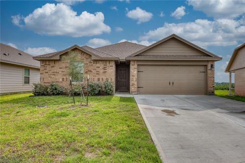 138 Donegal St, Sinton, TX, 78387-1413 | Card Image