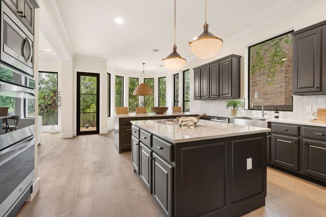 A raised breakfast bar provides additional seating and a comfortable spot for casual meals, morning coffee, or evening wine with friends. | Image 9