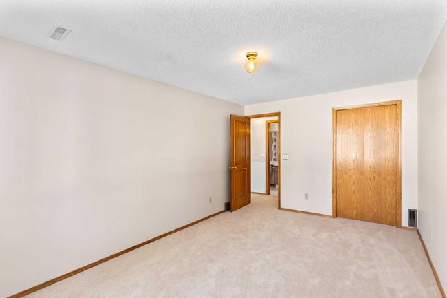 1038 Shawnee Rd Sw, Home with 3 bedrooms, 3 bathrooms and 4 parking in Calgary AB | Image 34