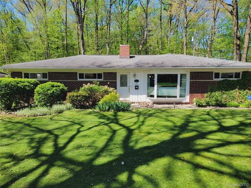 18311 Norwich Rd, Livonia, MI, 48152-3007 | Card Image