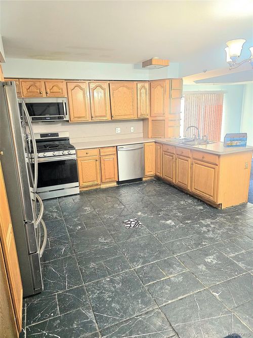 31821 Beechwood Dr, Warren, MI, 48088-2073 | Card Image
