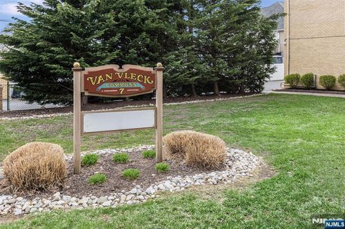 7 Van Vleck St, Montclair, NJ, 07042-2328 | Card Image