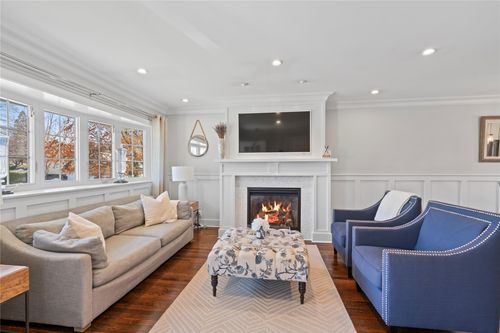 6 Saylor Pl, Halesite, NY, 11743-2222 | Card Image