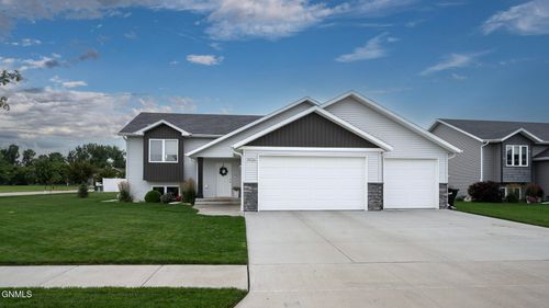 3926 Leighton Dr, Bismarck, ND, 58504-8017 | Card Image
