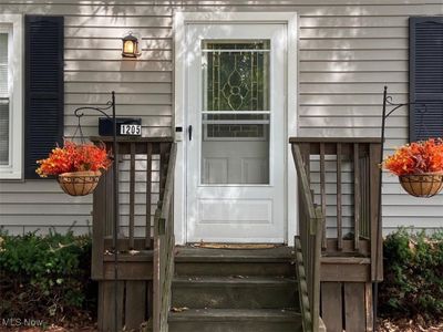 Front entry to home | Image 2