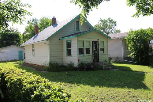538 Centre St, House with 2 bedrooms, 1 bathrooms and 2 parking in Shaunavon SK | Card Image