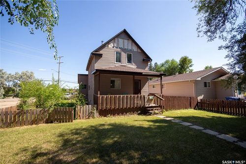 772 101st Street, House with 4 bedrooms, 3 bathrooms and 2 parking in North Battleford SK | Card Image