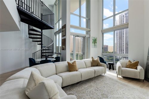 l-1014-300 S Biscayne Blvd, Miami, FL, 33131-5359 | Card Image